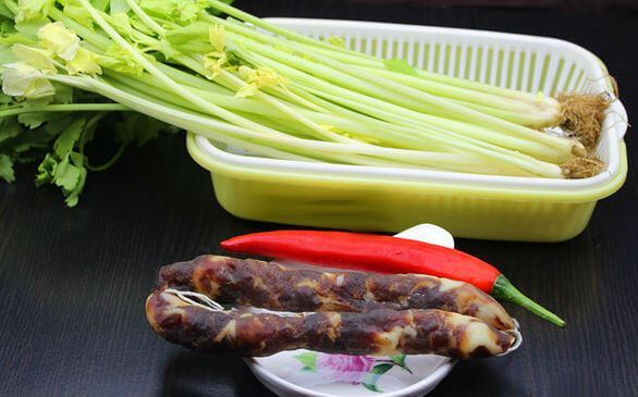 Cách làm món lạp xưởng xào rau cần