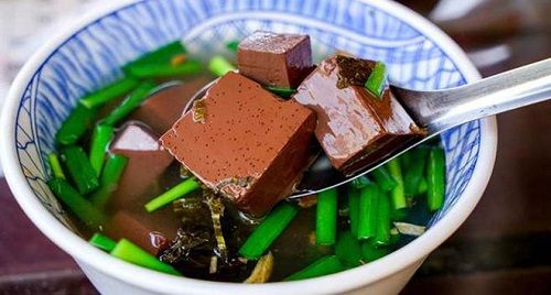 Cách làm món rau chân vịt tiết lợn nước gừng