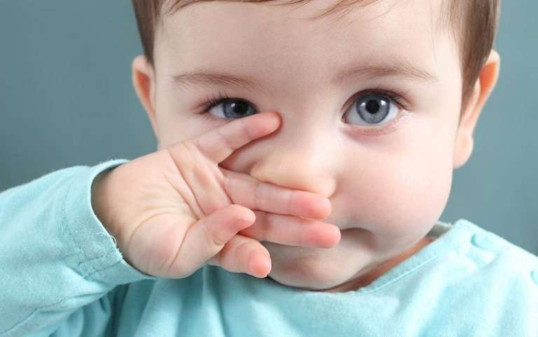 Trẻ bị sổ mũi, ngạt mũi phải làm sao?